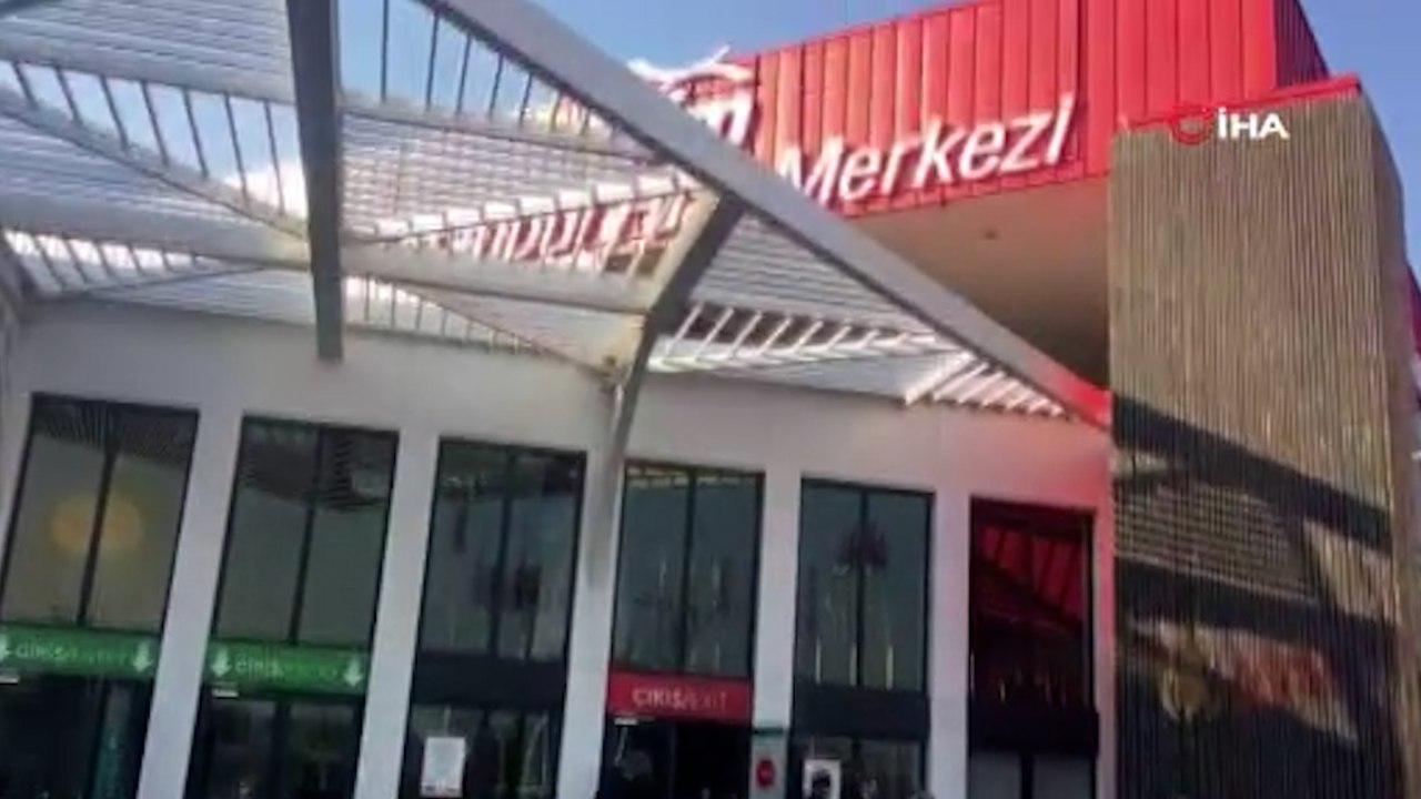 Fuar alanında stant çöktü, o anlar kameraya yansıdı