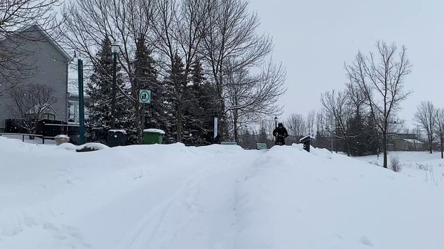 Denis Fortier sur son vélo (8 mars - Le Reflet Audrey Leduc-Brodeur)