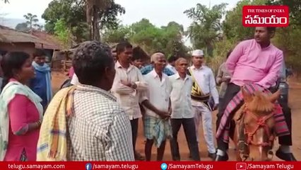 విశాఖ: గుర్రంపై గిరిజన ప్రాంతాలను సందర్శించిన ఐఏఎస్ అధికారి