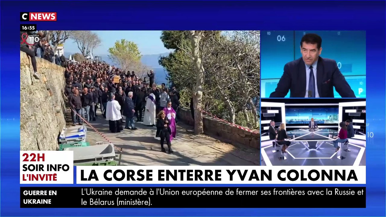 Corse-du-Sud: Une foule immense présente à l'intérieur et aux abords de l'église Latine de Cargèse lors des obsèques d'Yvan Colonna