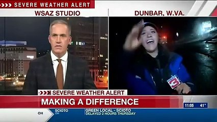 Η στιγμή που αυτοκίνητο χτυπάει δημοσιογράφο την ώρα που μετέδιδε ζωντανά