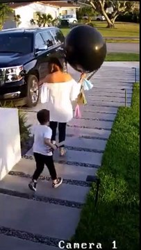 Quand ton gamin ruine ta gender reveal party... paf, plus de ballon