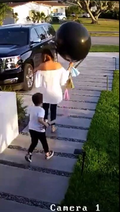 Quand ton gamin ruine ta gender reveal party... paf, plus de ballon