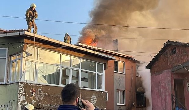 3 katlı binada çıkan ve bitişik binalara da sıçrayan yangın söndürüldü