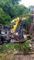 Camión sufre vuelco tras intentar cruzar un puente en Buen Retiro