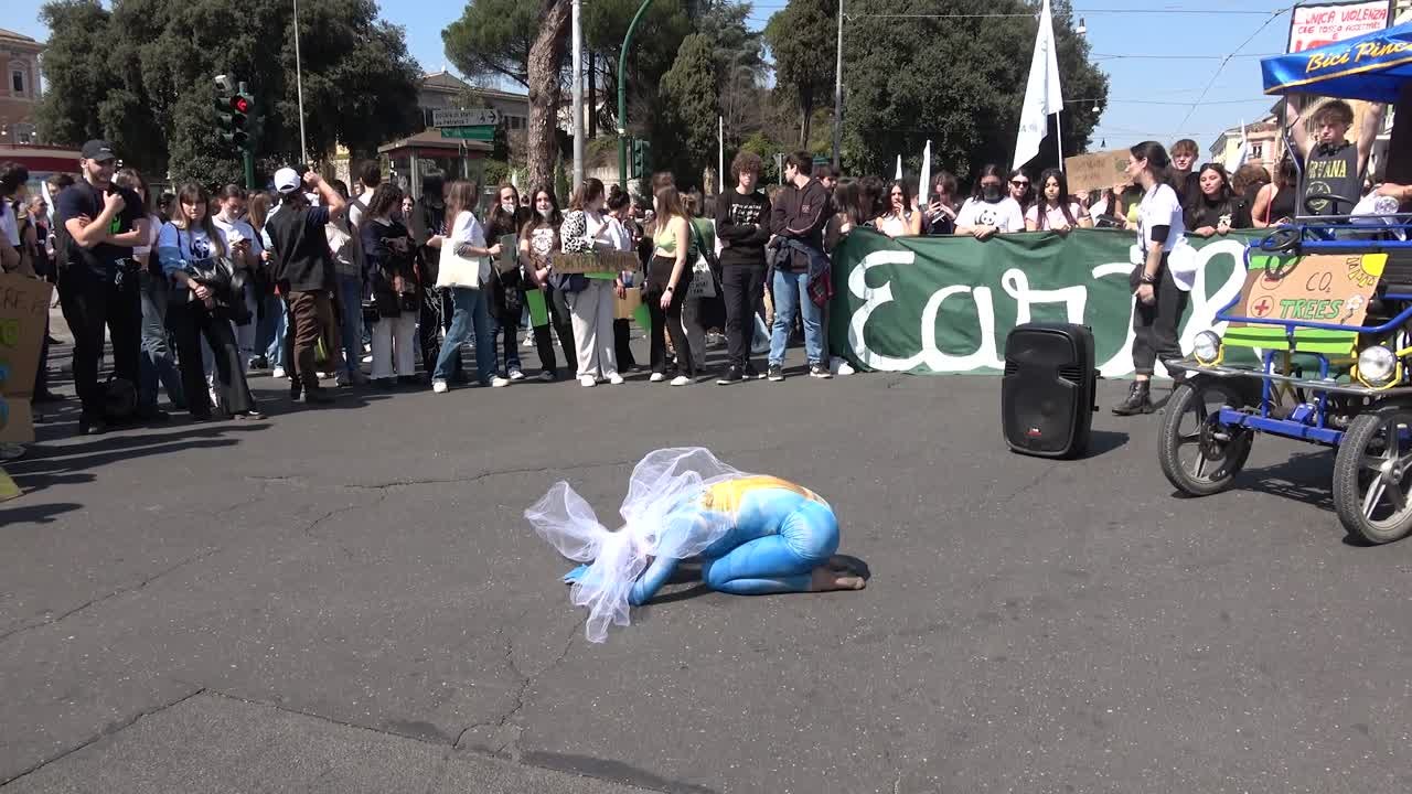 Clima: Roma, il flashmob di "Madre Terra"
