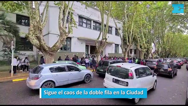 Sigue el caos de la doble fila en la Ciudad