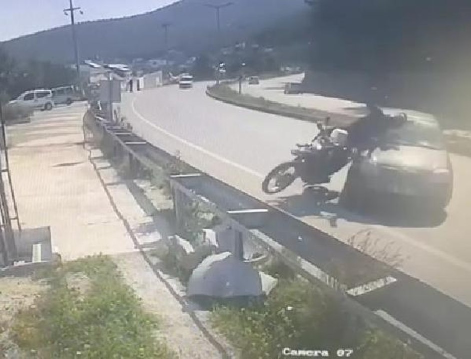 OTOMOBİLİN ÇARPTIĞI MOTOSİKLETLİ AĞIR YARALANDI; KAZA KAMERADA