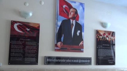 Tatvan'da fedakar öğretmenler okulu boyadı