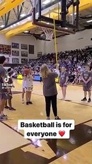 La salle fait le silence le plus complet pour que cette basketteuse aveugle marque son lancer-franc