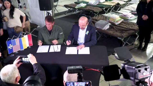 Sean Penn visita refugiados ucranianos na Polônia