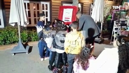 رسم علم مصر على وجوه اطفال بورسعيد مجانا قبل بدء المباراة