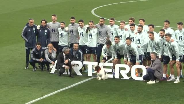 La selección toma contacto con el césped del RCD Stadium