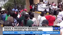 Una jubilación digna, exigen docentes frente a Casa Presidencial