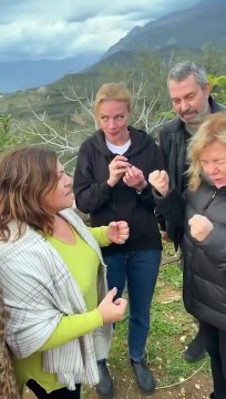 Rouk Zouk και στην ύπαιθρο για τη Ζέτα Μακρυπούλια και την παρέα της! Τρελό γέλιο!