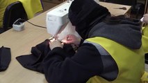 Son dakika: Ukrayna'da zihinsel engelli kadınlar askerler için kar maskesi ve bayrak üretiyor