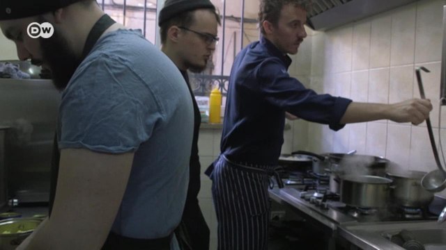 Война в Украине: звезда реалити-шоу МастерШеф уехал из Киева во Львов и готовит еду для беженцев (25.03.2022)