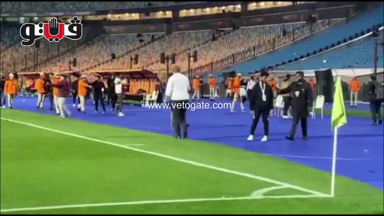 الجماهير تقتحم أرضية إستاد القاهرة لالتقاط "سيلفي" مع لاعبي المنتخب