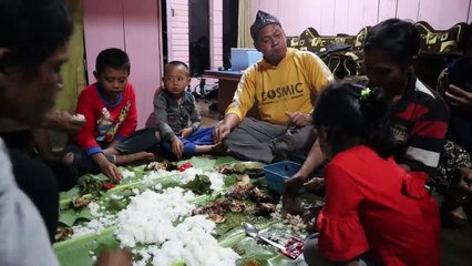 Bahagia Kami Sangat Sederhana, Menikmati Nasi liwet dan Ayam Bakar bersama Penduduk Sekitar