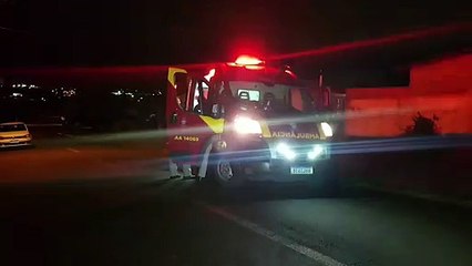 Ciclista cai após passar sobre relevo de bueiro localizado no meio da rua