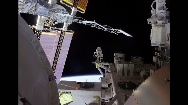 Dans les yeux de Thomas Pesquet et autres aventures spatiales Film Extrait - Sortie extravéhiculaire