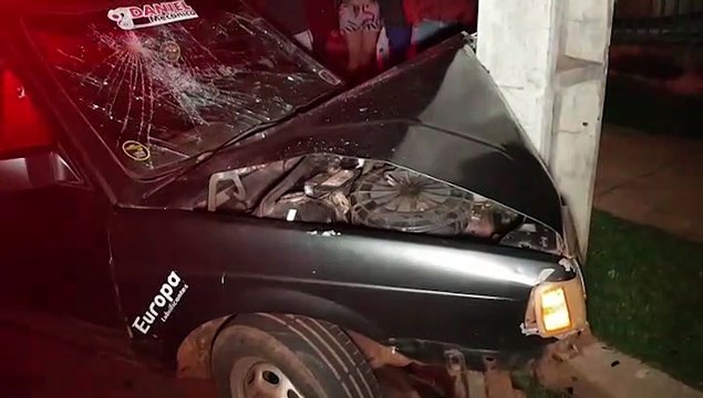 Motorista embriagado causa forte colisão contra poste; crianças ficam feridas
