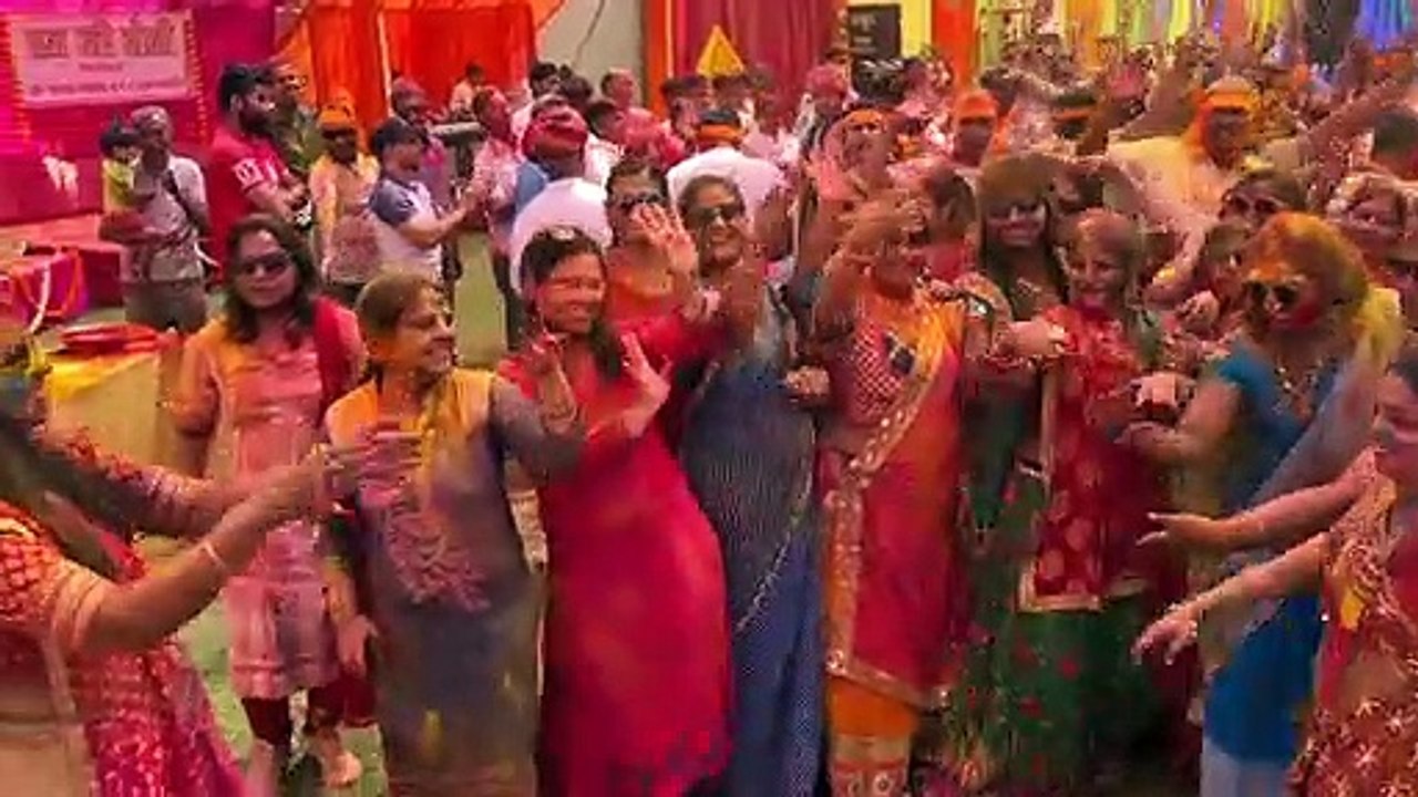 The fun of colors seen in DJ's dhoom and water showers