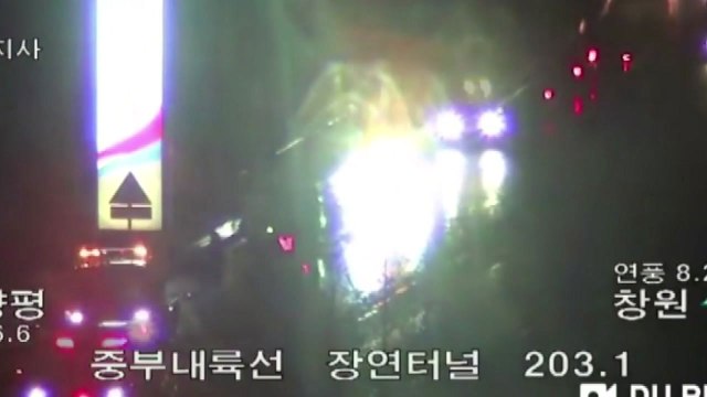 빗길 중부내륙고속도로에서 차량 전복...1명 숨져 / YTN