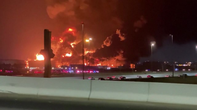 사우디 석유 시설, 예멘 반군 공격에 불...반군 리야드도 공격 / YTN