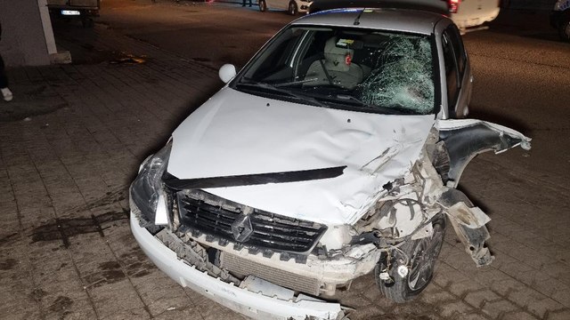 Otomobil ve motosiklet çarpıştı; 1'i ağır 2 yaralı