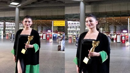 Urvashi Rautela अवॉर्ड पकड़े एयरपोर्ट पर आई नज़र, देखें वीडियो | FilmiBeat