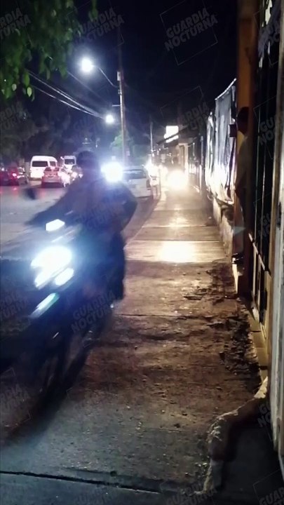 Grupo de motociclistas en sentido contrario sobre las avenidas Patria y Real Camichines, en Tlaquepaque