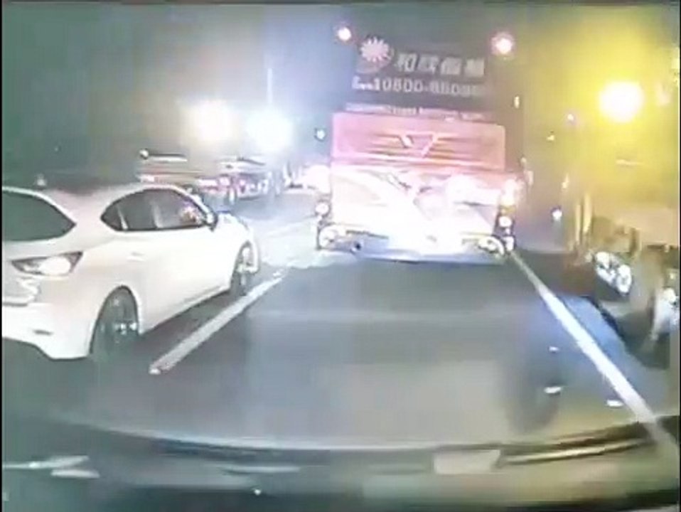國1民雄段北上曳引車側翻 2轎車撞爛3人送醫（嘉義縣消防局提供）