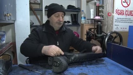 Sahnelerde solist, dükkanında ayakkabı tamircisi