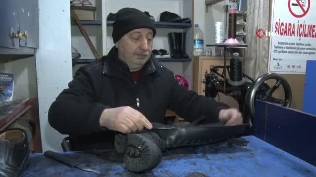 Sahnelerde solist, dükkanında ayakkabı tamircisi