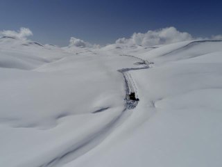 Kar kaplanları ilkbaharda insan boyunu aşan karla mücadele ediyor