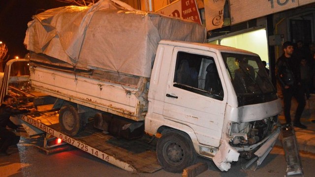 Kamyonet hediyelik eşya dükkanına girdi: 5 yaralı