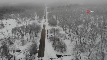 Son dakika haber: Ormanlık alanda kar ve sisin buluşması ile oluşan görsel şölen