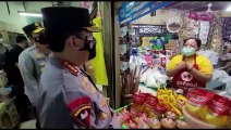 Kapolri Tinjau Ketersediaan Dan Harga Penjualan Minyak Goreng Curah Di Pasar Wonokromo