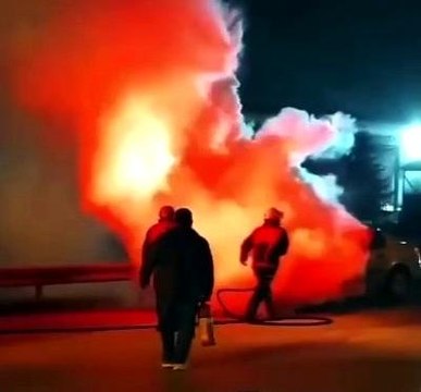 Seyir halindeki otomobil alev alev yandı