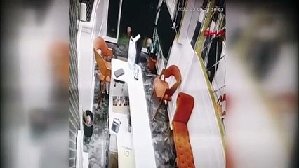 Telefon hırsızının rahat tavırları dikkat çekti