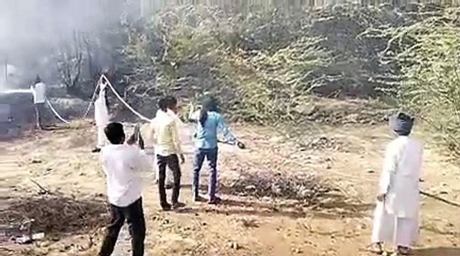 चिन्नू गांव के पास लगी आग बुझाने में जुटी दमकल