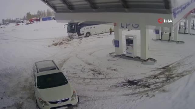 Biriken kar kütlesinin ağırlığına dayanamayan akaryakıt istasyonunun çatısı böyle çöktü...Çöken çatının altında kalmaktan son anda kurtuldular