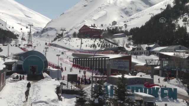 Palandöken'de tatilciler güneşli havada kayak yaptı