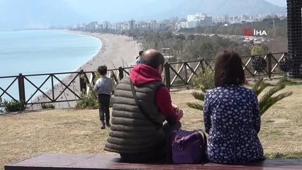 Antalya'da deniz sezonu açıldı, sahilde yoğunluk oluştu