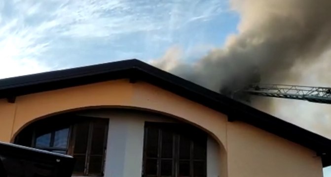 Coppiano (PV) - In fiamme il tetto di un'abitazione: residenti messi al sicuro (26.03.22)
