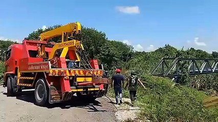 เทรลเลอร์ 18 ล้อ หักหลบรถ จยย. เสียหลักพุ่งลงคลอง