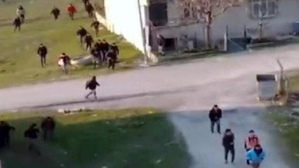 İstanbul'da içinde göçmenlerin bulunduğu tıra baskın! Yüzlercesi mahalle aralarına böyle dağıldı