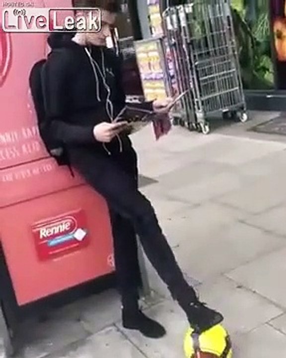 Il s'amuse à faire des petits ponts aux piétons qui passent