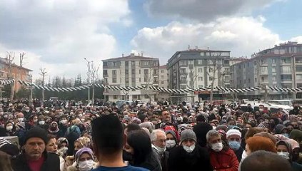 Parti mitingi değil, indirim izdihamı! 259 TL'lik ürünün 49 TL'ye satıldığını duyan koştu